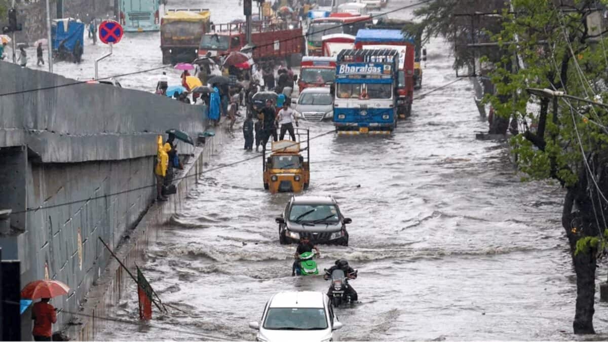 মুম্বইয়ের বর্ষায় ১০ প্রাণহানি: প্রকৃতির তাণ্ডব ও আমাদের শিক্ষা